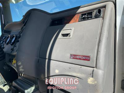 2005 Kenworth T300 4X2 S/A DAY CAB TOTER TRU