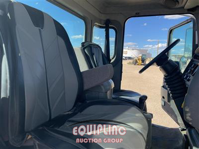 2005 Kenworth T300 4X2 S/A DAY CAB TOTER TRU