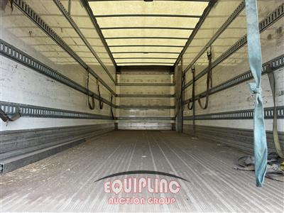 2015 Peterbilt 330 4X2 S/A 26FT NON CDL BOX T