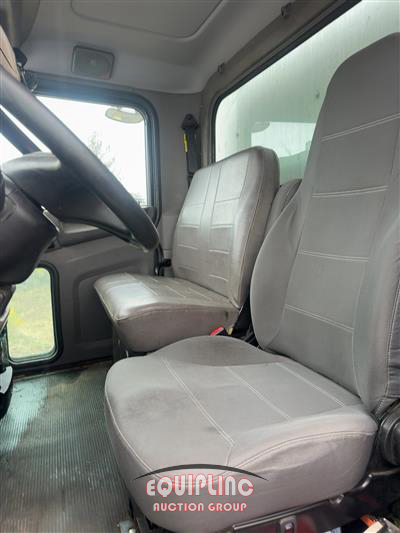2015 Peterbilt 330 4X2 S/A 26FT NON CDL BOX T