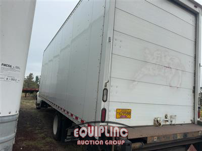 2015 Peterbilt 330 4X2 S/A 26FT NON CDL BOX T