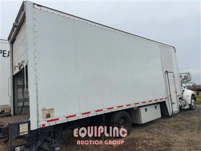 2015 Peterbilt 330 4X2 S/A 26FT NON CDL BOX T