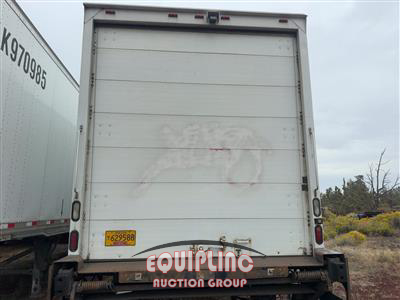 2015 Peterbilt 330 4X2 S/A 26FT NON CDL BOX T