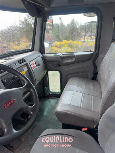 2015 Peterbilt 330 4X2 S/A 26FT NON CDL BOX T