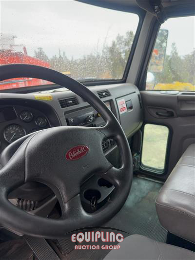 2015 Peterbilt 330 4X2 S/A 26FT NON CDL BOX T