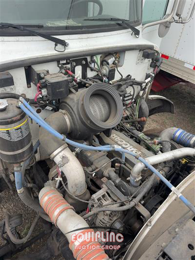 2015 Peterbilt 330 4X2 S/A 26FT NON CDL BOX T