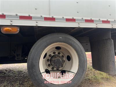 2015 Peterbilt 330 4X2 S/A 26FT NON CDL BOX T