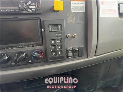 2015 Peterbilt 330 4X2 S/A 26FT NON CDL BOX T