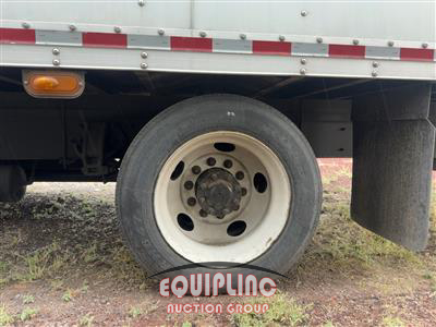 2015 Peterbilt 330 4X2 S/A 26FT NON CDL BOX T