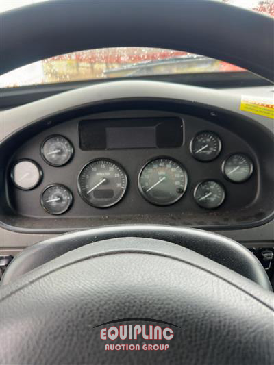 2015 Peterbilt 330 4X2 S/A 26FT NON CDL BOX T
