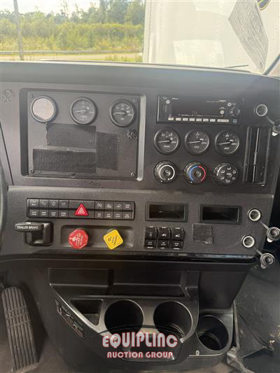 2024 Freightliner CASCADIA 6X4 T/A SLEEPER TRUCK