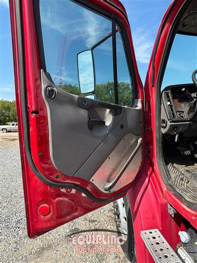 2011 Freightliner M2
