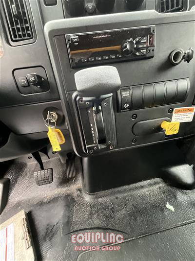 2021 International MV607 4X2 S/A 26FT NON CDL BOX