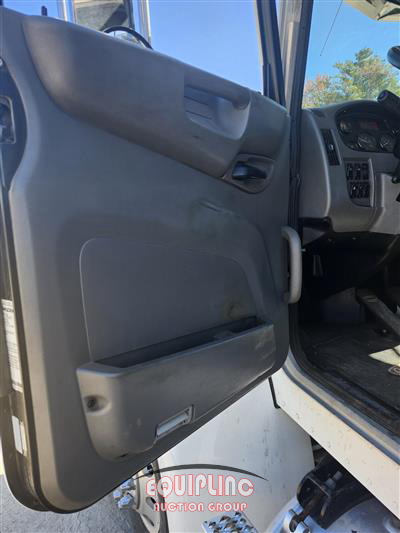 2017 Peterbilt 337 4X2 S/A 26FT LEDWELL HYDRA