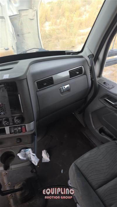 2015 Kenworth T680 6X4 T/A SLEEPER TRUCK TRA