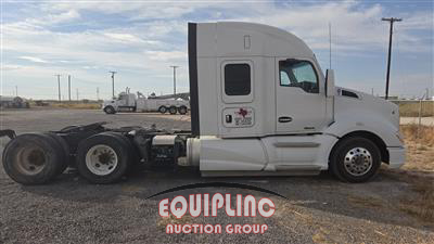 2015 Kenworth T680 6X4 T/A SLEEPER TRUCK TRA