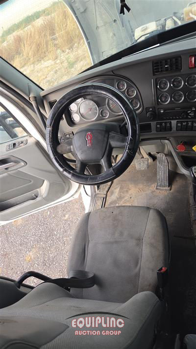 2015 Kenworth T680 6X4 T/A SLEEPER TRUCK TRA