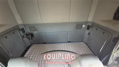 2015 Kenworth T680 6X4 T/A SLEEPER TRUCK TRA