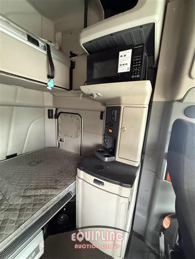 2019 Peterbilt 579 6X4 T/A SLEEPER TRUCK TRAC