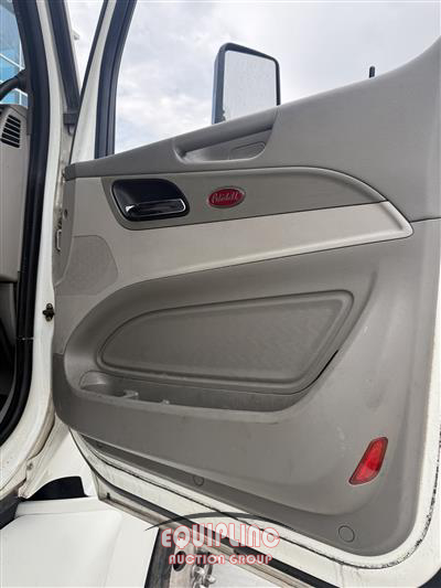 2019 Peterbilt 579 6X4 T/A SLEEPER TRUCK TRAC