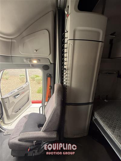 2019 Peterbilt 579 6X4 T/A SLEEPER TRUCK TRAC