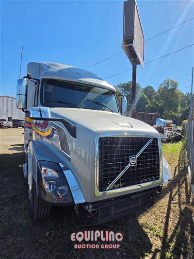 2013 Volvo VNL 6X4 T/A SLEEPER TRUCK TRAC