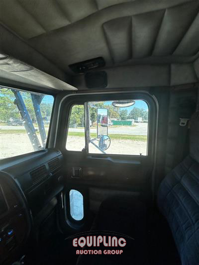 2001 Peterbilt 379 6X4 T/A SLEEPER TRUCK TRAC