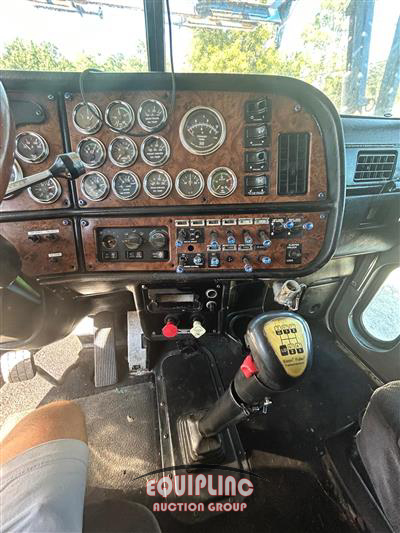 2001 Peterbilt 379 6X4 T/A SLEEPER TRUCK TRAC
