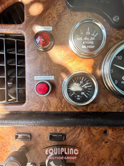 2001 Peterbilt 379 6X4 T/A SLEEPER TRUCK TRAC