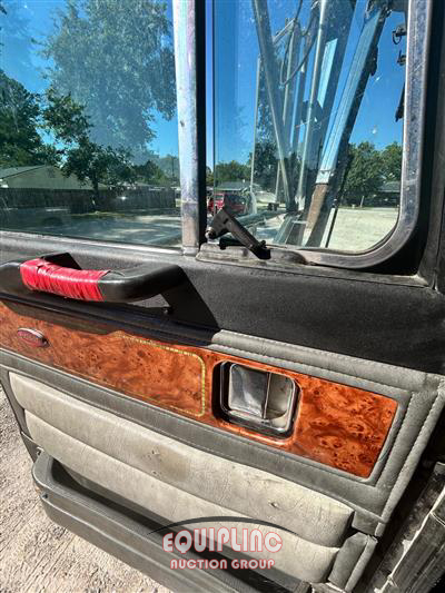2001 Peterbilt 379 6X4 T/A SLEEPER TRUCK TRAC