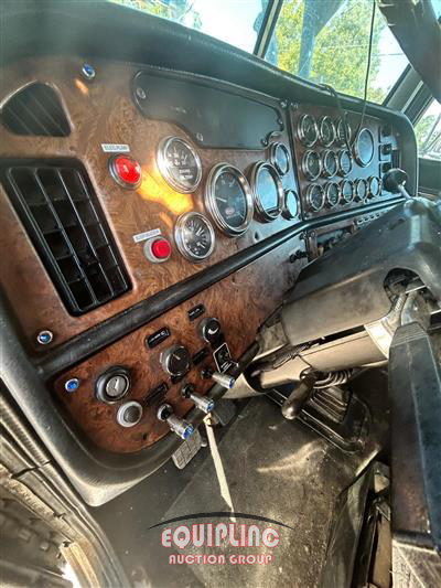 2001 Peterbilt 379 6X4 T/A SLEEPER TRUCK TRAC