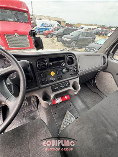 2019 Freightliner M2 4X2 S/A 26FT NON CDL BOX TR