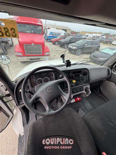 2019 Freightliner M2 4X2 S/A 26FT NON CDL BOX TR