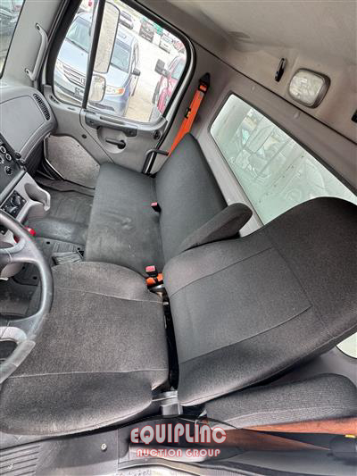 2019 Freightliner M2 4X2 S/A 26FT NON CDL BOX TR