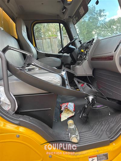 2019 Freightliner M2 4X2 S/A 26FT NON CDL BOX TR