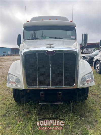 2015 Peterbilt 587 6X4 T/A  SLEEPER TRUCK TRA