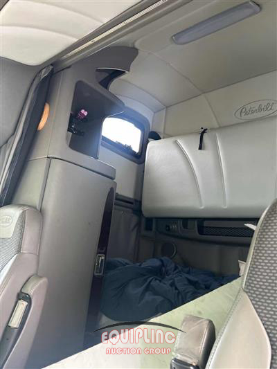 2015 Peterbilt 587 6X4 T/A  SLEEPER TRUCK TRA