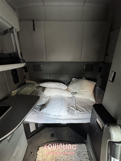 2018 Kenworth T680 6X4 T/A SLEEPER TRUCK TRA