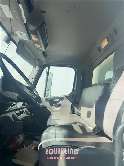 2020 Freightliner M2 4X2 S/A 26FT NON CDL BOX TR