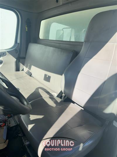 2020 Freightliner M2 4X2 S/A 26FT NON CDL BOX TR