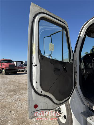 2020 Freightliner M2 4X2 S/A 24FT NON CDL BOX TR