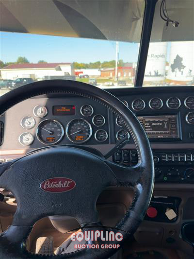 2013 Peterbilt 389 TRI/AXLE SLEEPER TRUCK TRA