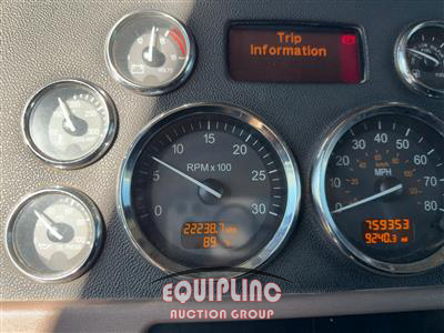 2013 Peterbilt 389 TRI/AXLE SLEEPER TRUCK TRA
