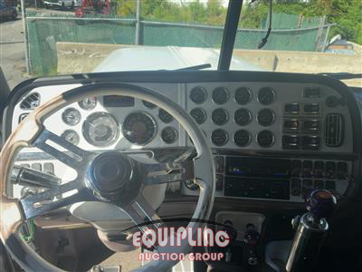 2018 Peterbilt 389 TRI/AXLE GLIDER SLEEPER TR