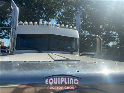 2018 Peterbilt 389 TRI/AXLE GLIDER SLEEPER TR
