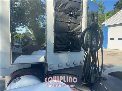 2018 Peterbilt 389 TRI/AXLE GLIDER SLEEPER TR