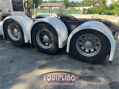 2018 Peterbilt 389 TRI/AXLE GLIDER SLEEPER TR