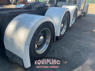 2018 Peterbilt 389 TRI/AXLE GLIDER SLEEPER TR