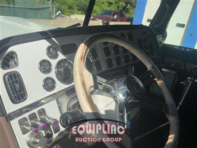 2018 Peterbilt 389 TRI/AXLE GLIDER SLEEPER TR