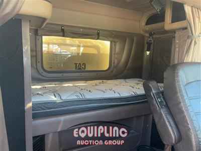 2018 Peterbilt 389 TRI/AXLE GLIDER SLEEPER TR